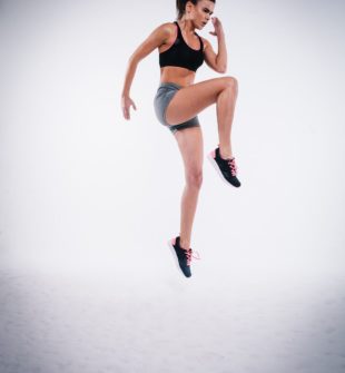Trespring er en spændende atletisk disciplin, der kombinerer hop, løb og styrke