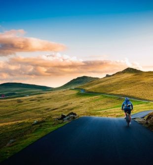 Tour de France er en årlig cykelløb begivenhed, der tiltrækker millioner af seere og ryttere fra hele verden